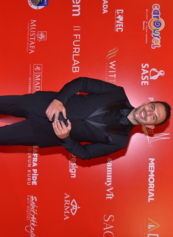 Selahattin Kermen : K�rm�z� Hal�da ��kl��� Ve Karizmas� �le Göz Kama�t�rd� 